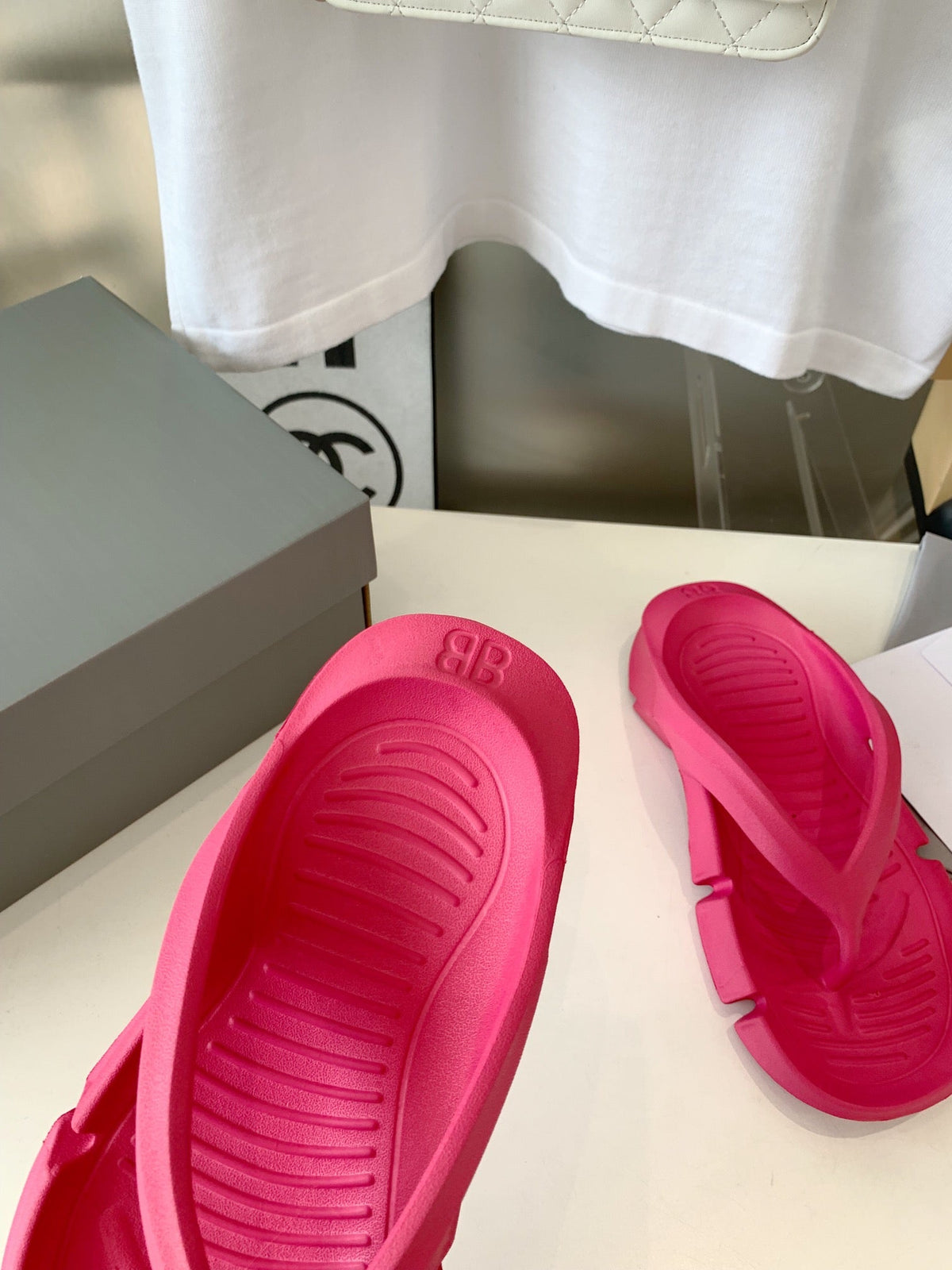 THONG SANDALS IN CABARET PINK RUBBER