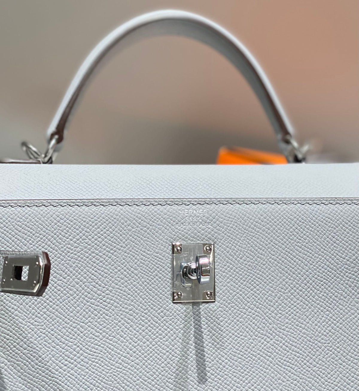KELLY 25CM IN GRIS PERLE EPSOM CALFSKIN PALLADIUM HARDWARE