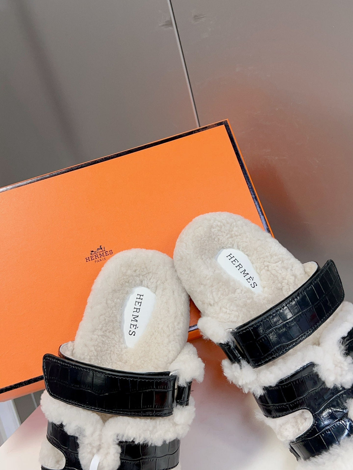 HM 26S SANDAL IN WHITE WOOL AND BLACK CROCODILE PRINTED LEATHER