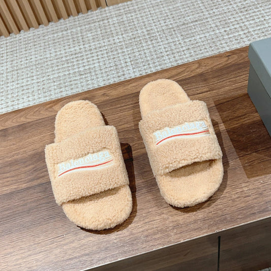 FURRY SLIDES IN BEIGE CURLY SHEARLING