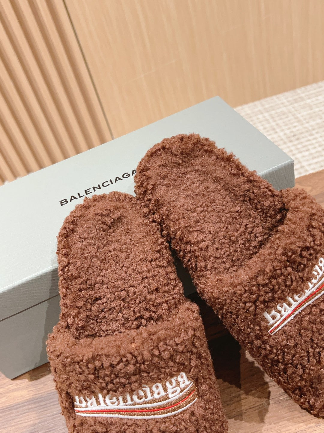 FURRY SLIDES IN BROWN CURLY SHEARLING