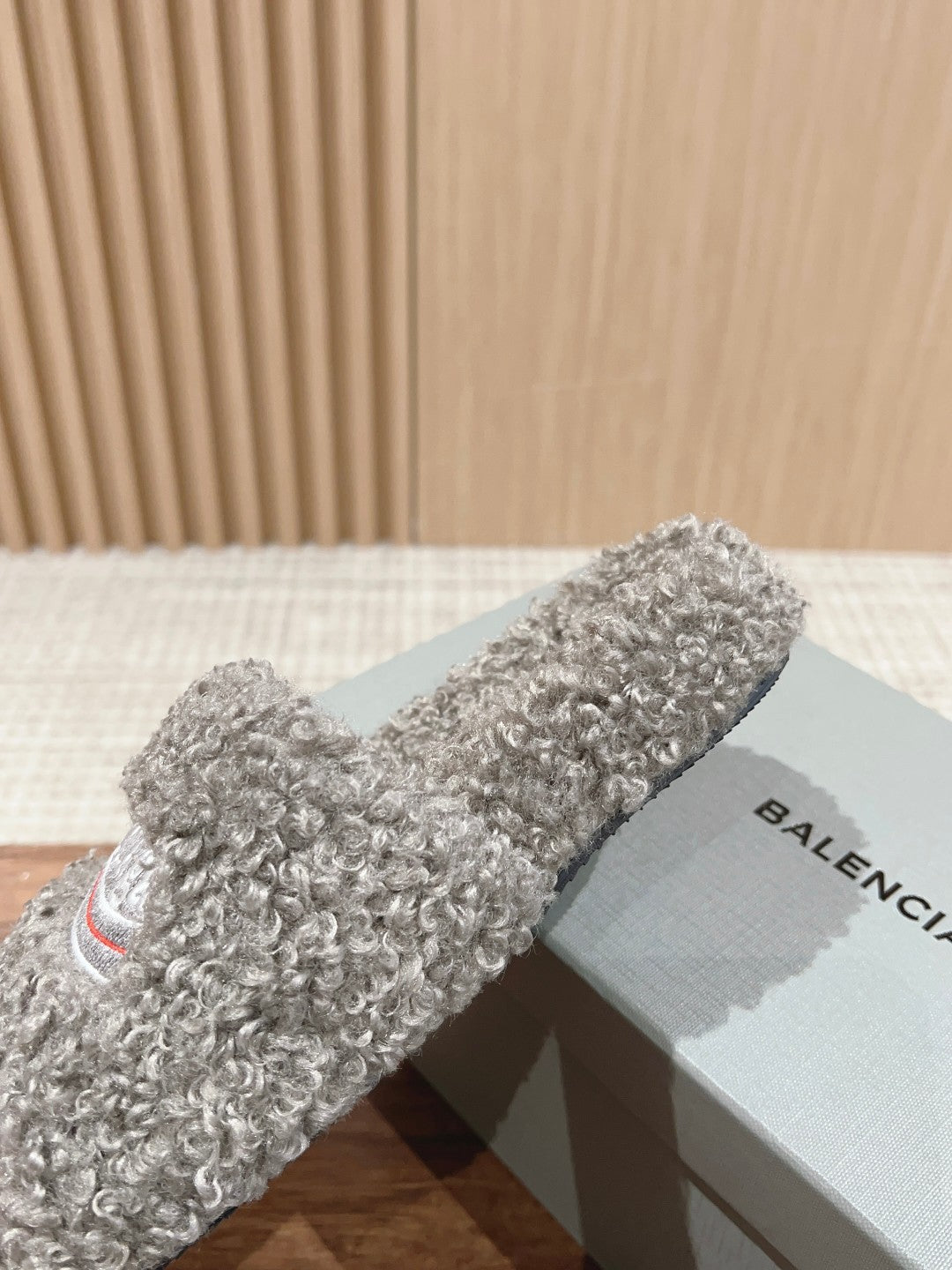 FURRY SLIDES IN GRAY CURLY SHEARLING