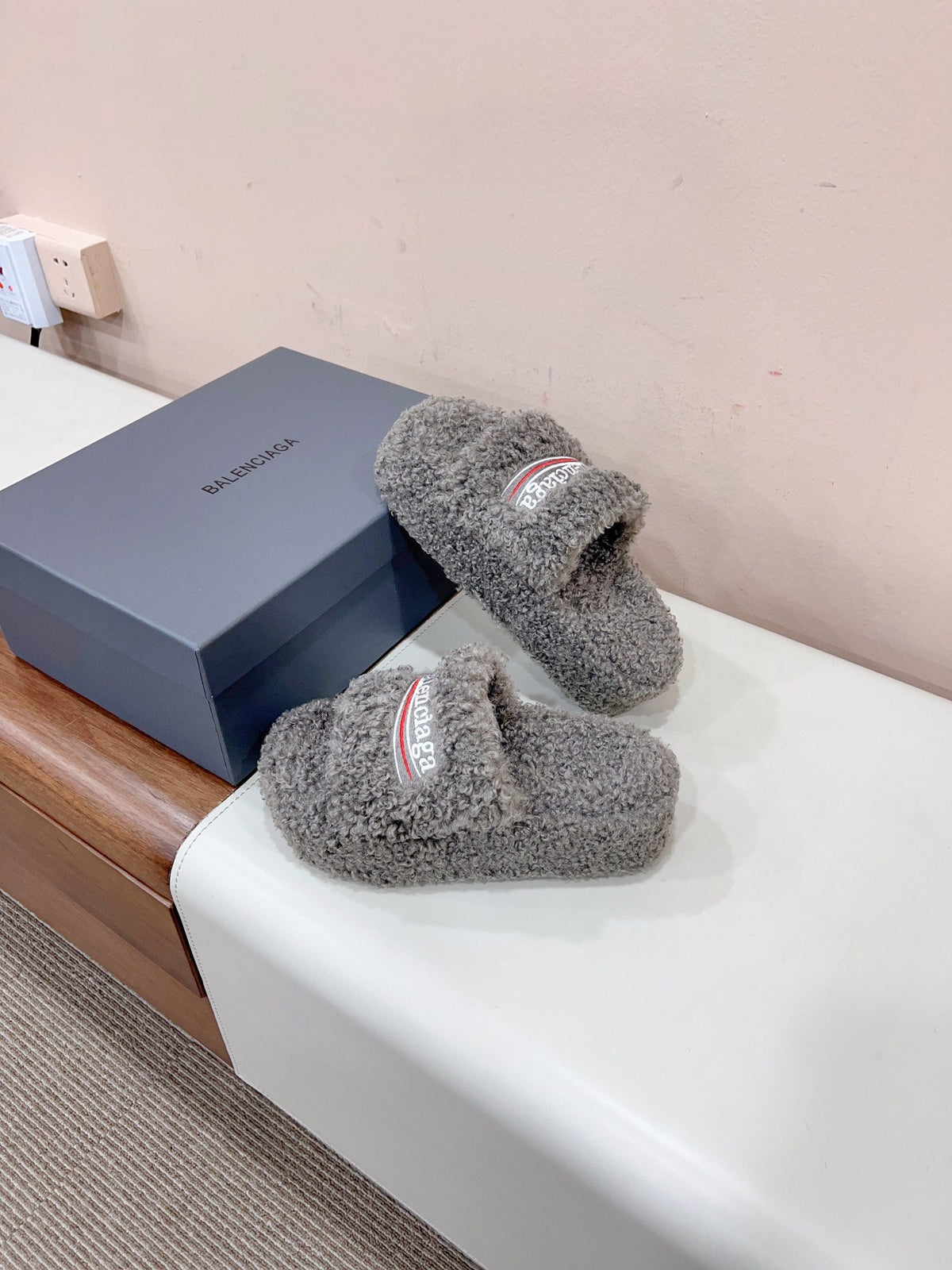 THICK-SOLED SLIPPERS IN GRAY WOOL