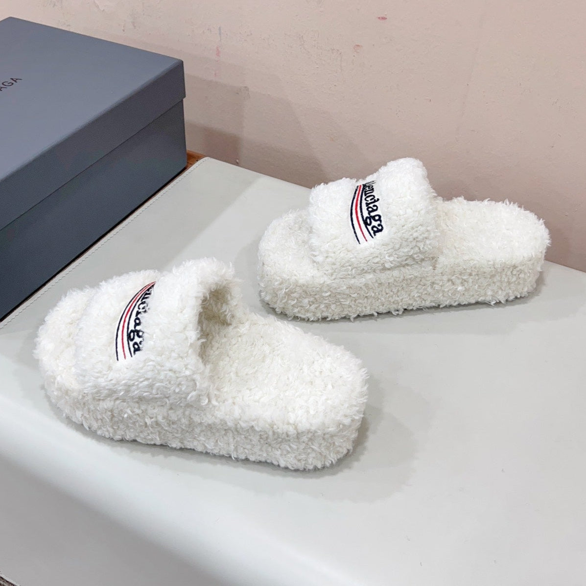 THICK-SOLED SLIPPERS IN WHITE WOOL
