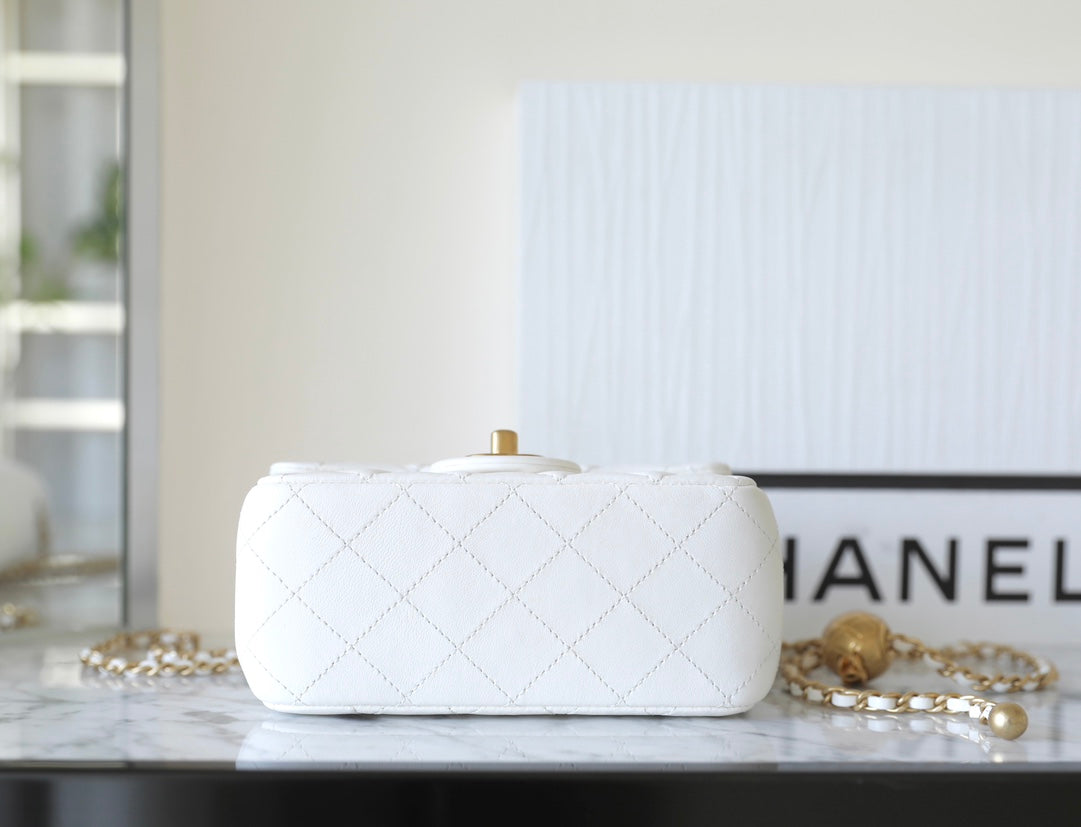 CHANEL 25S FLAP BAG 18 CM IN WHITE LAMBSKIN WITH GOLD HARDWARE