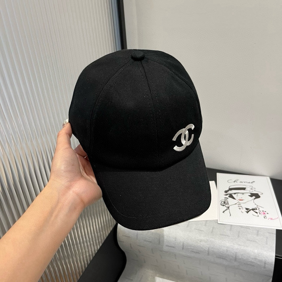 BASEBALL HAT IN BLACK WITH WHITE TRIM 673995