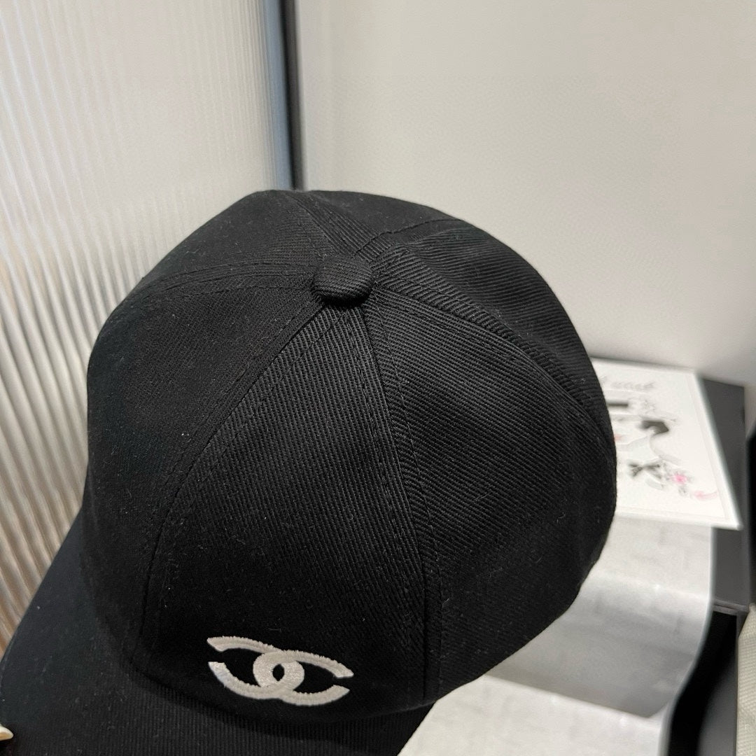 BASEBALL HAT IN BLACK WITH WHITE TRIM 673995