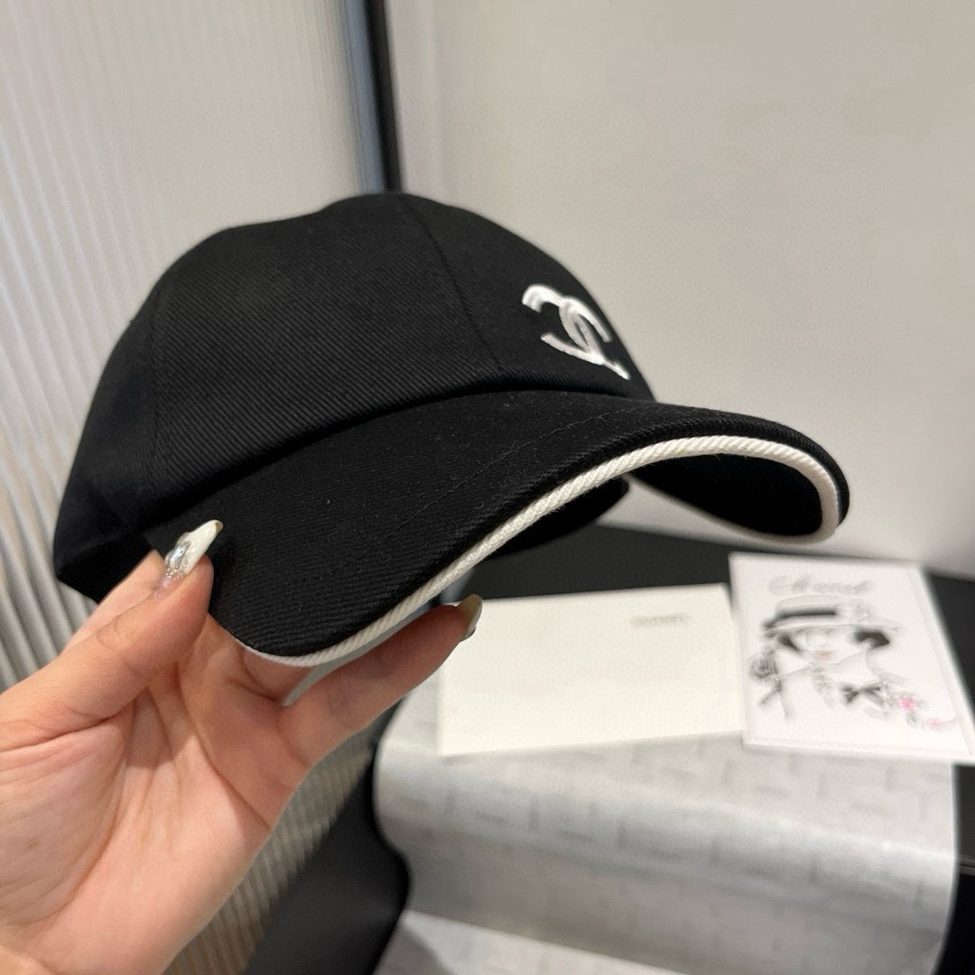 BASEBALL HAT IN BLACK WITH WHITE TRIM 673995