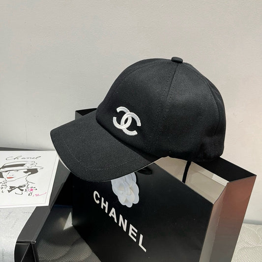 BASEBALL HAT IN BLACK WITH WHITE TRIM 673995