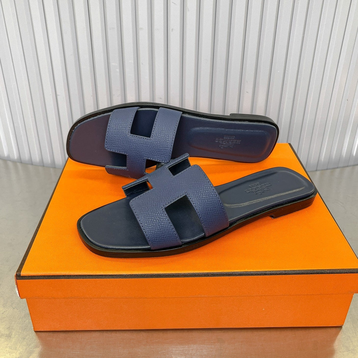 0RAN SANDAL IN DARK BLUE CALFSKIN