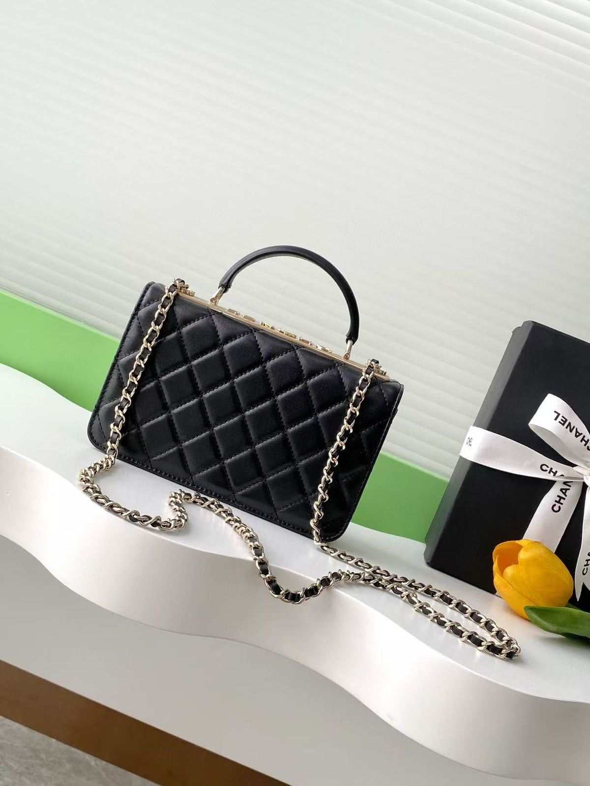CC FLAP BAG 19 IN BLACK CALFSKIN GOLD HARDWARE