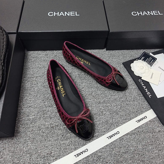 CHANEL 26S BALLET FLATS IN BLACK & BURGUNDY PATENT LEATHER