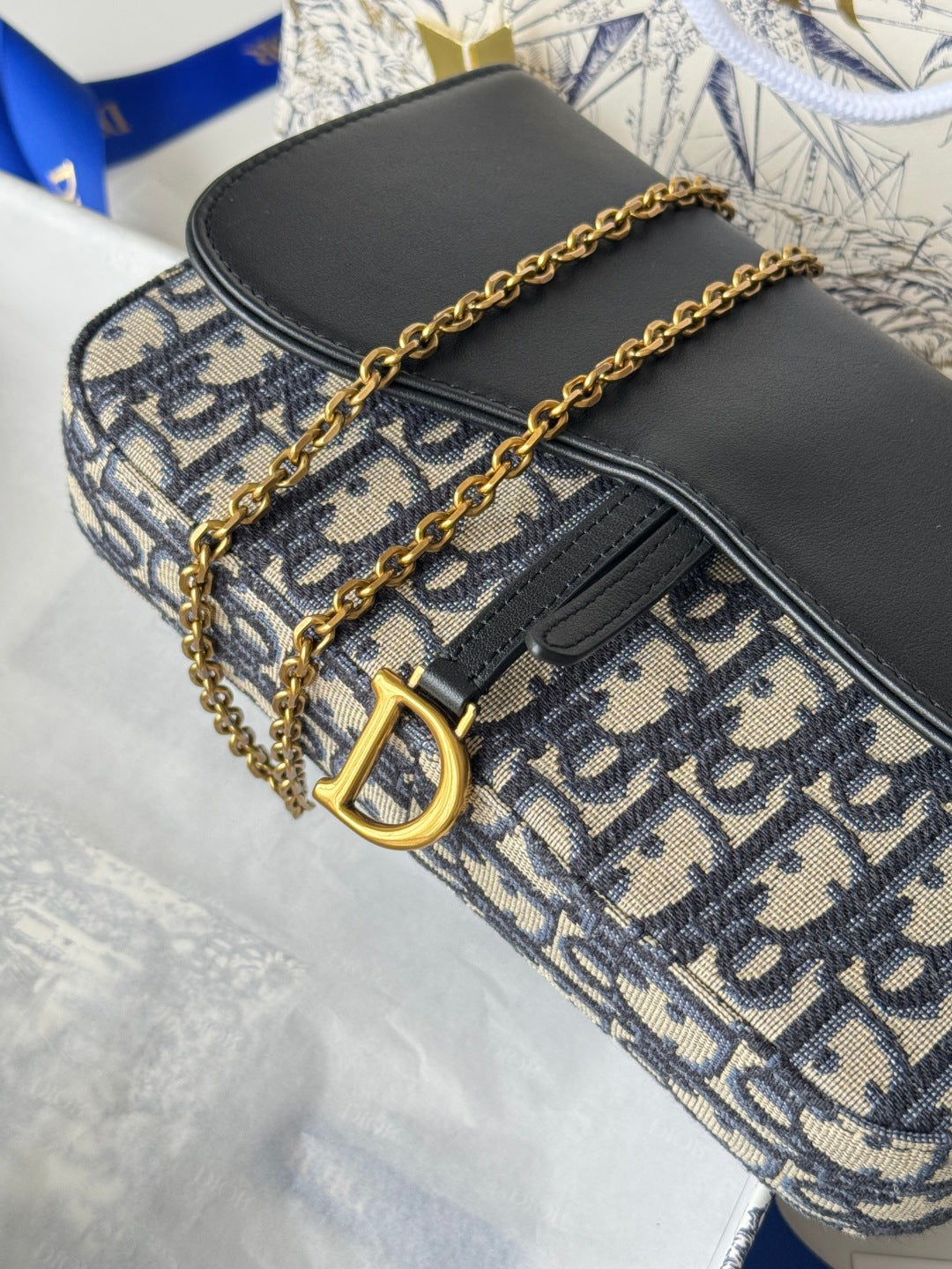 DIOR 25S MEDIUM SADDLE POUCH WITH CHAIN 21 IN BLUE BLACK DIOR OBLIQUE JACQUARD CANVAS AND CALFSKIN