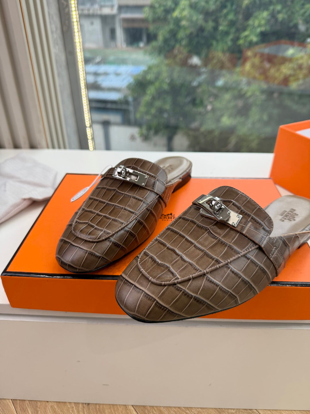 HM 26S DESTIN MULES IN DARK BROWN CROCODILE-EFFECT LEATHER