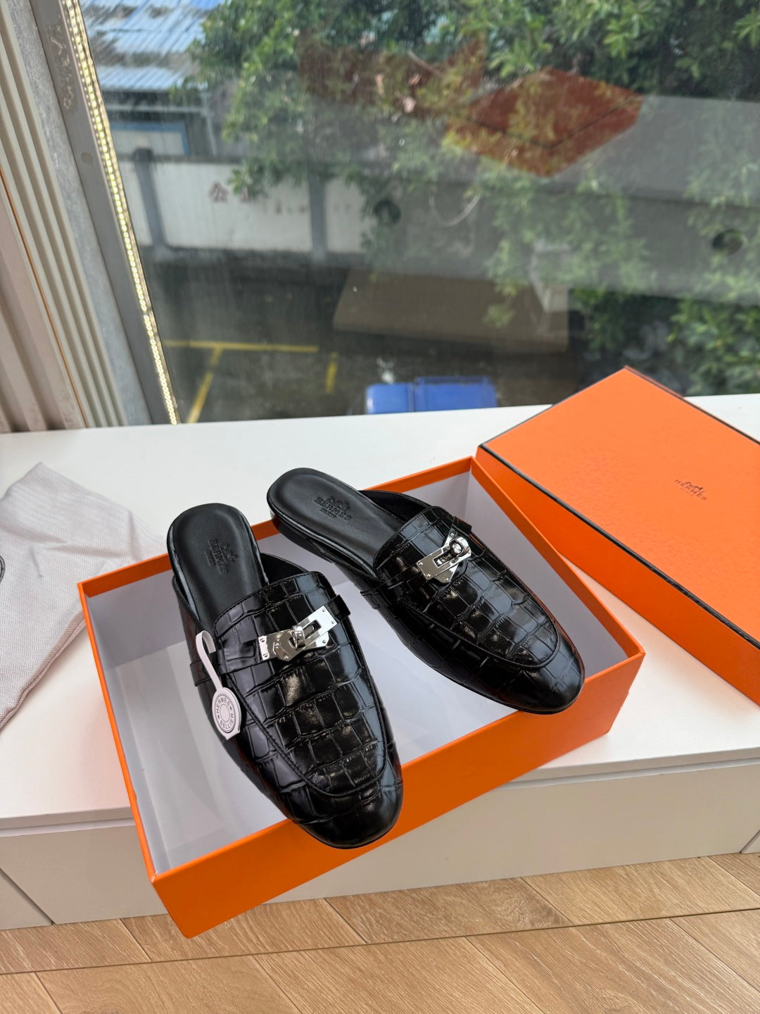 HM 26S DESTIN MULES IN BLACK CROCODILE-EFFECT LEATHER