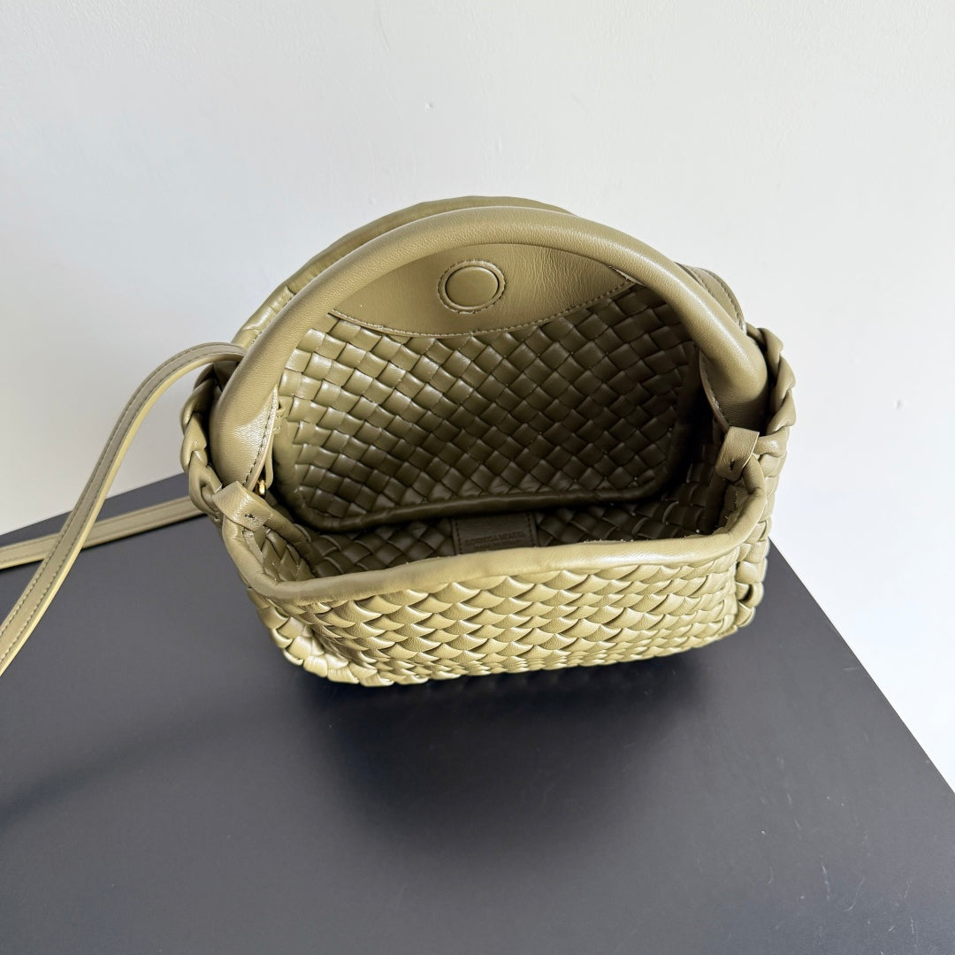 BOTTEGA VENETA 25S COBBLE BAG 23 IN ARMY GREEN CALFSKIN