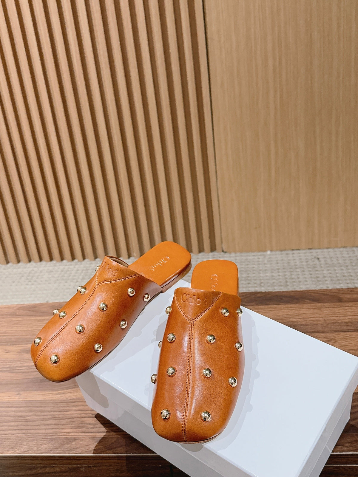 CHLOE 26S STUDDED FLAT MULES IN CARAMEL BROWN CALFSKIN