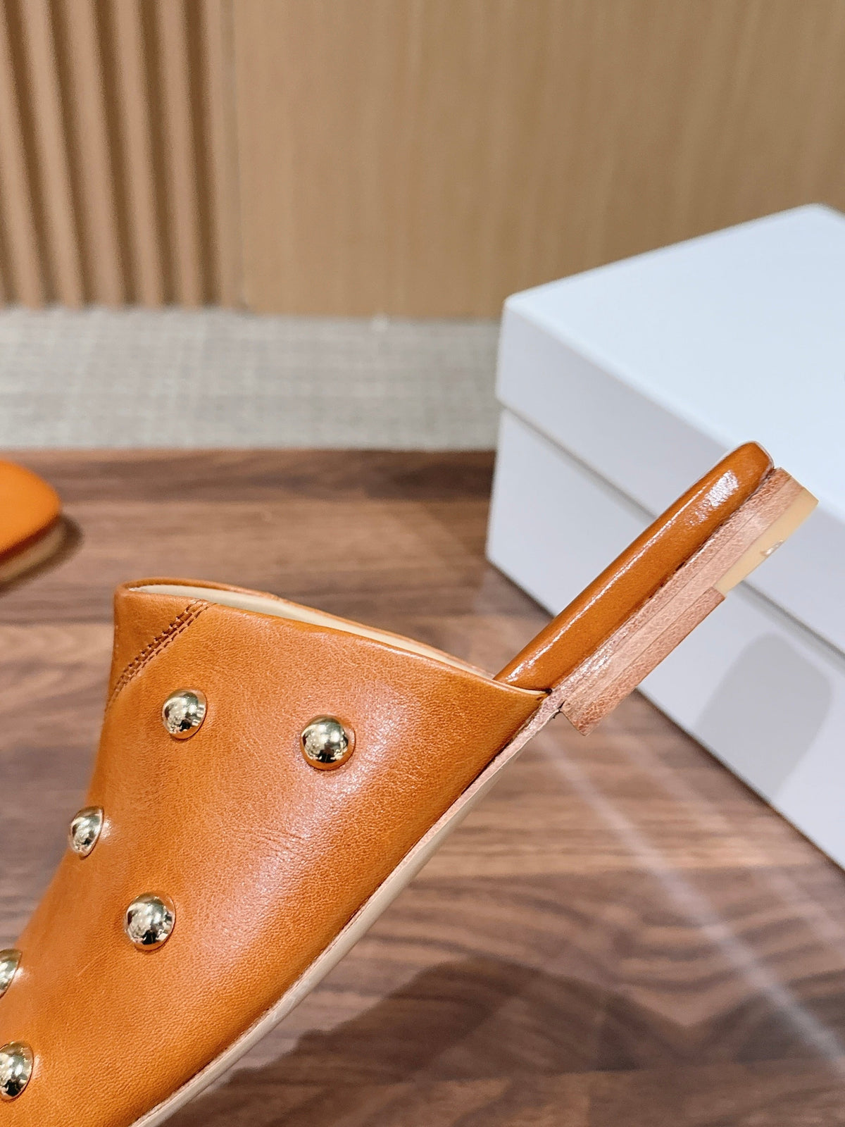 CHLOE 26S STUDDED FLAT MULES IN CARAMEL BROWN CALFSKIN