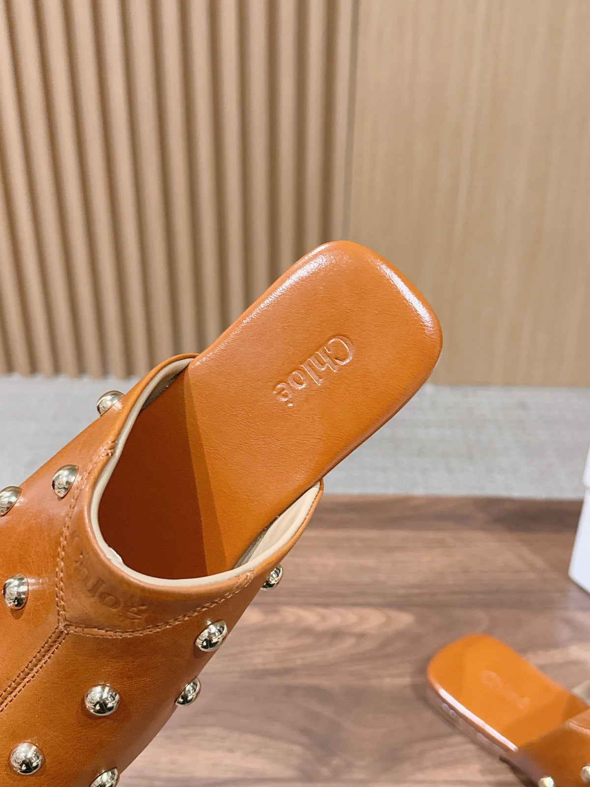 CHLOE 26S STUDDED FLAT MULES IN CARAMEL BROWN CALFSKIN