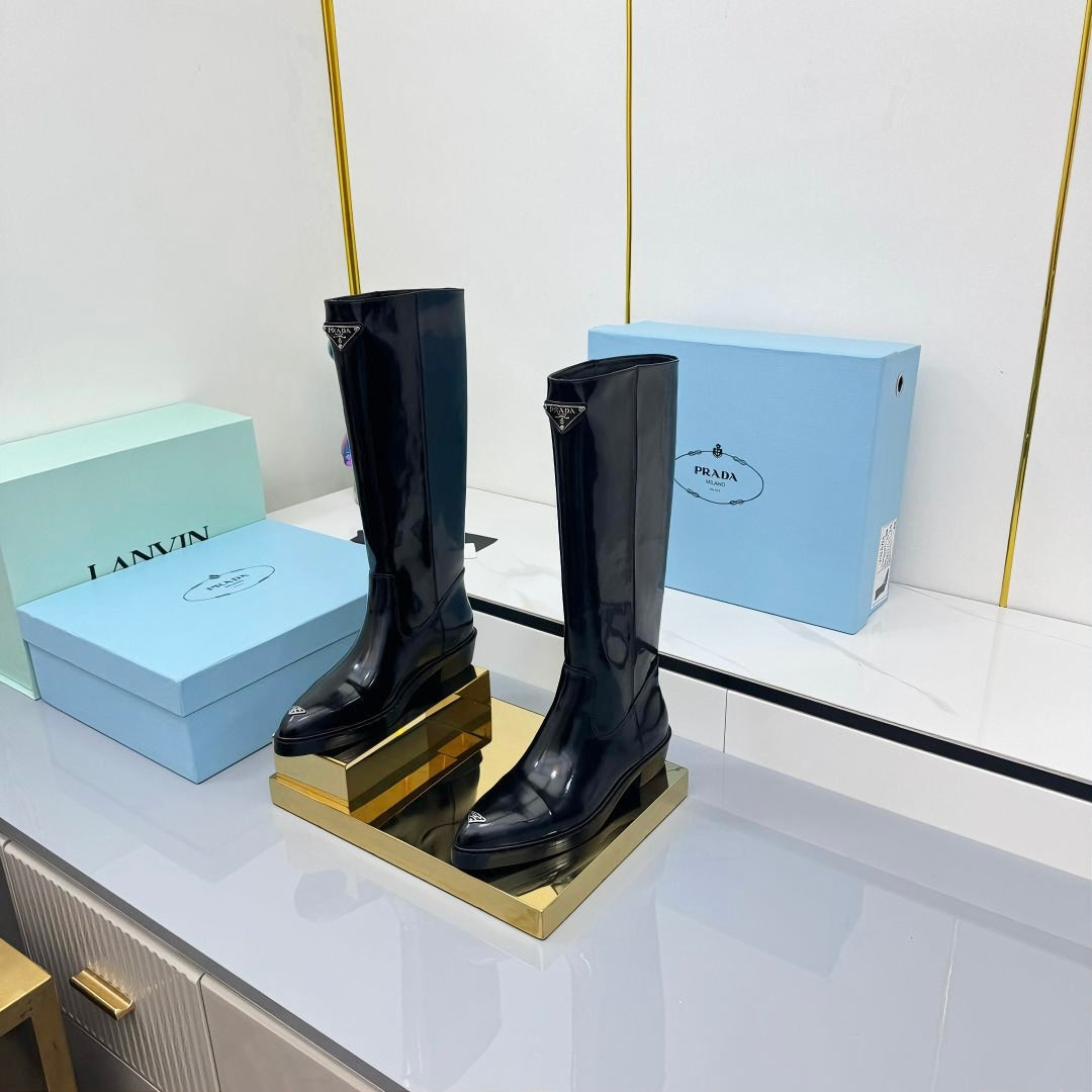 PRADA 25S POINTED TALL BOOTS 50MM IN BLACK GLOSSY CALFSKIN WITH LOGO