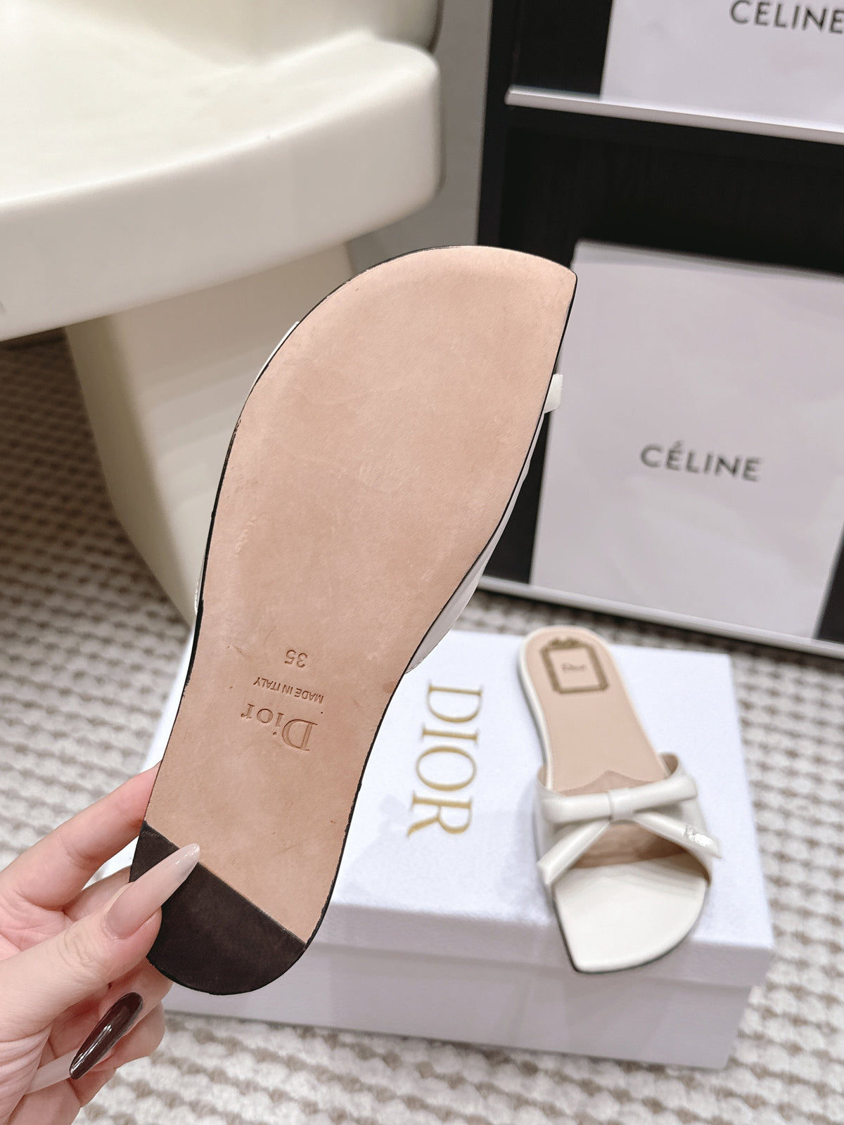 DIOR 26S FLAT SANDAL IN IVORY WHITE CALFSKIN WITH BOW