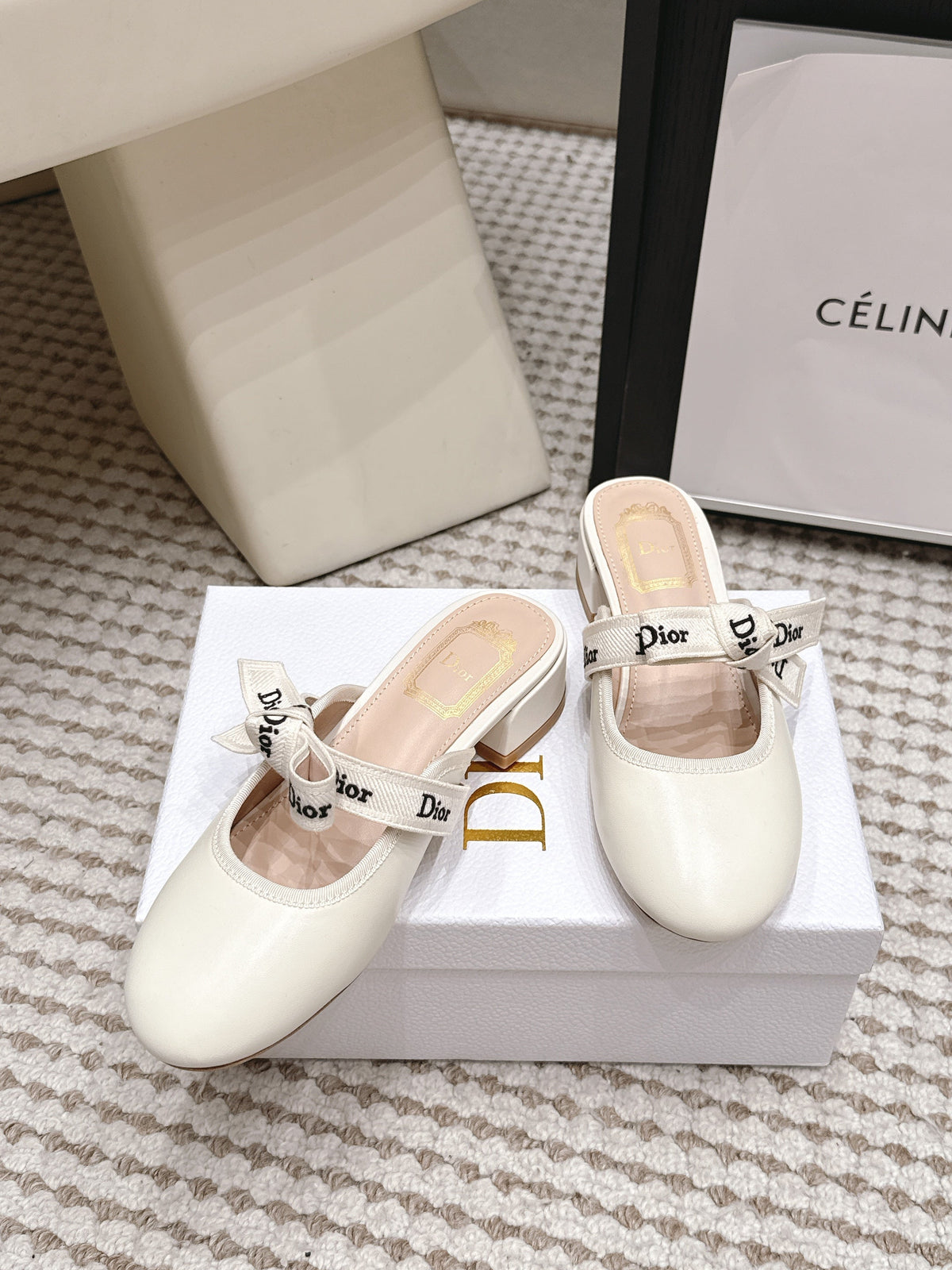 DIOR 26S CLOSED-TOE LOW-HEEL MULE IN IVORY WHITE CALFSKIN WITH BOW