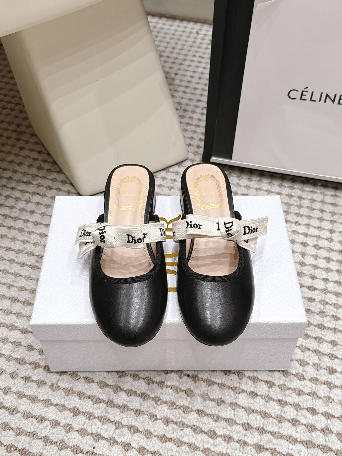 DIOR 26S CLOSED-TOE LOW-HEEL MULE IN BLACK CALFSKIN WITH BOW