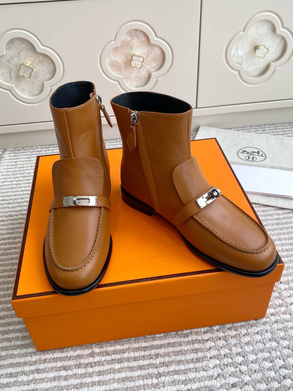 HM 25S KELSY ANKLE BOOT IN BROWN LAMBSKIN WITH SILVER HARDWARE