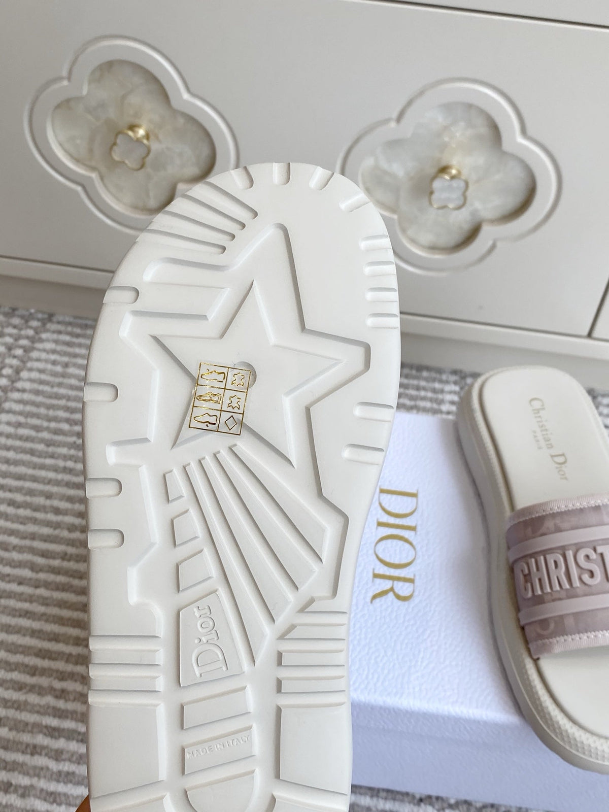 DIOR 26S DWAY SLIDES IN WHITE AND BLUSH PINK RUBBER SOLE