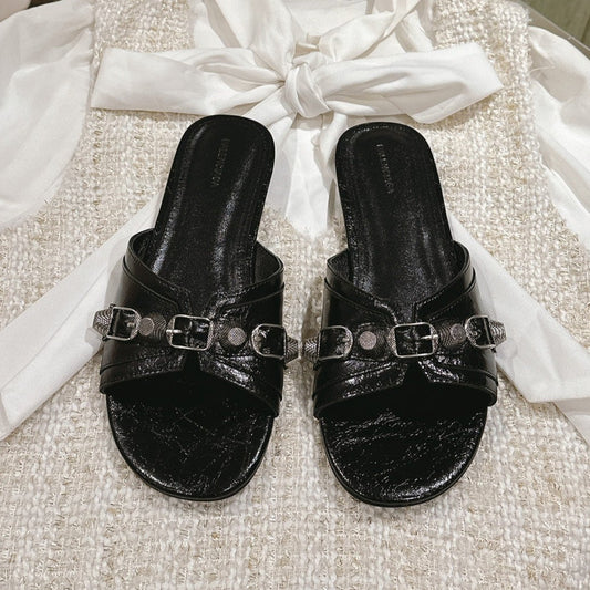 CAGOLE FLAT SANDALS IN BLACK WAX-OIL SHEEPSKIN