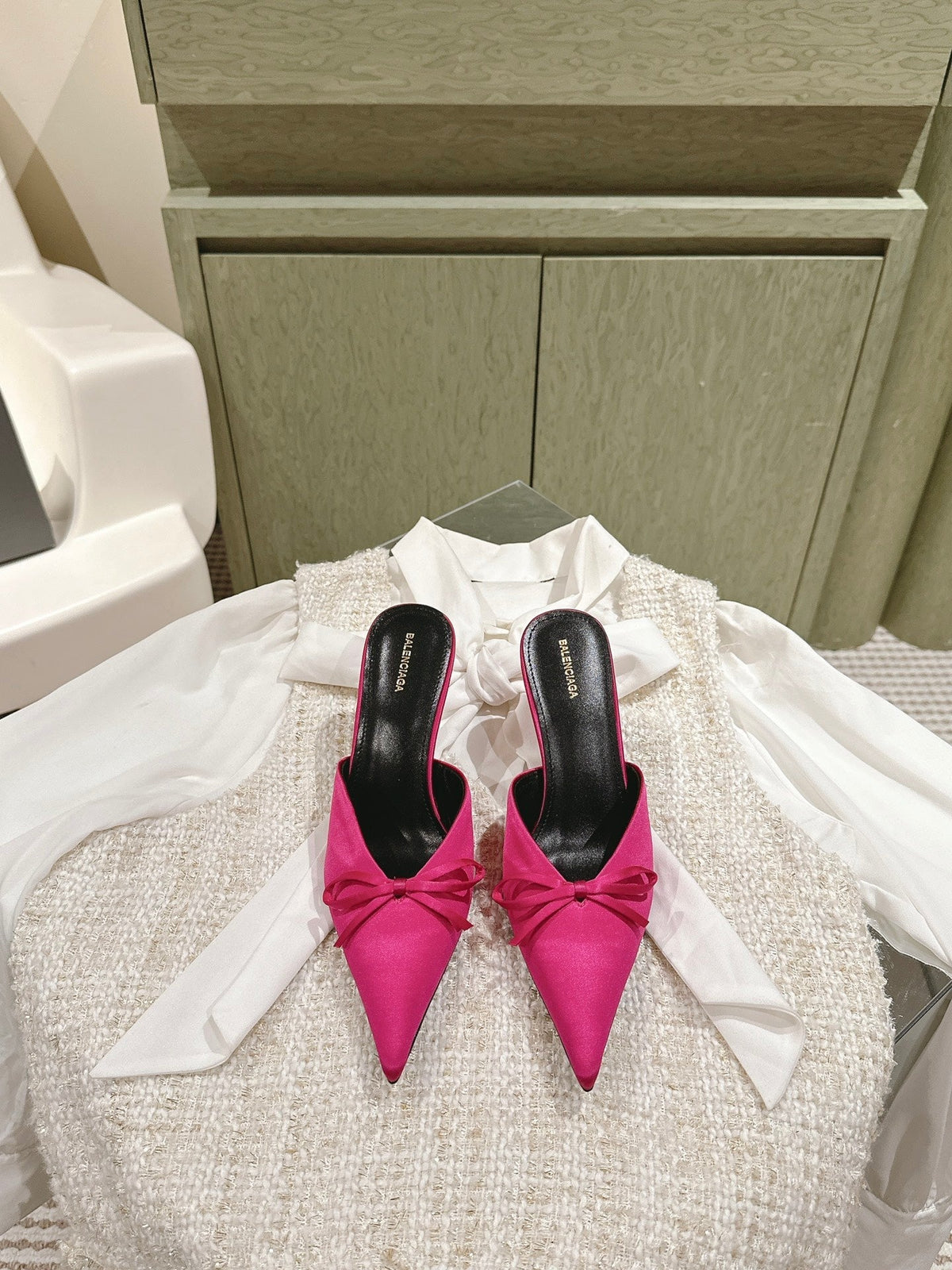 POINTED HIGH MULES WITH BOW IN HOT PINK SILK