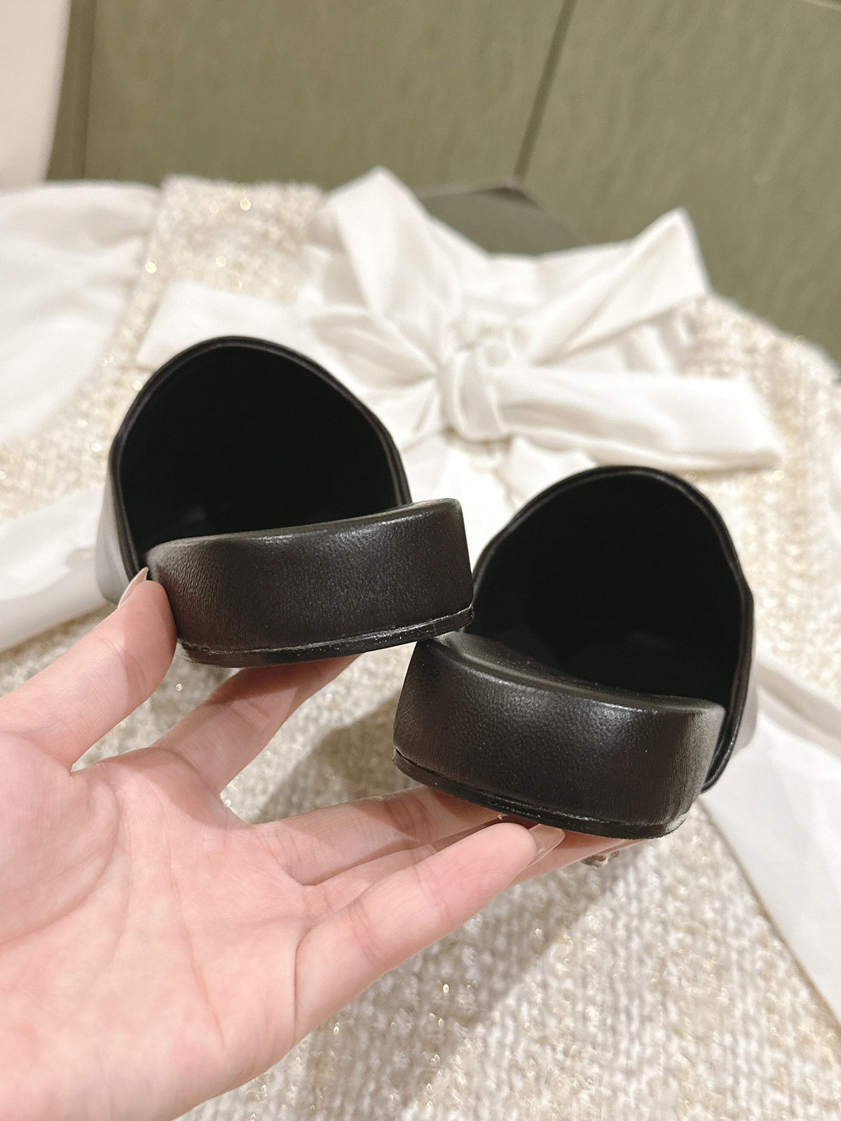 FLAT MULES IN BLACK SMOOTH CALFSKIN GOLD BUCKLE