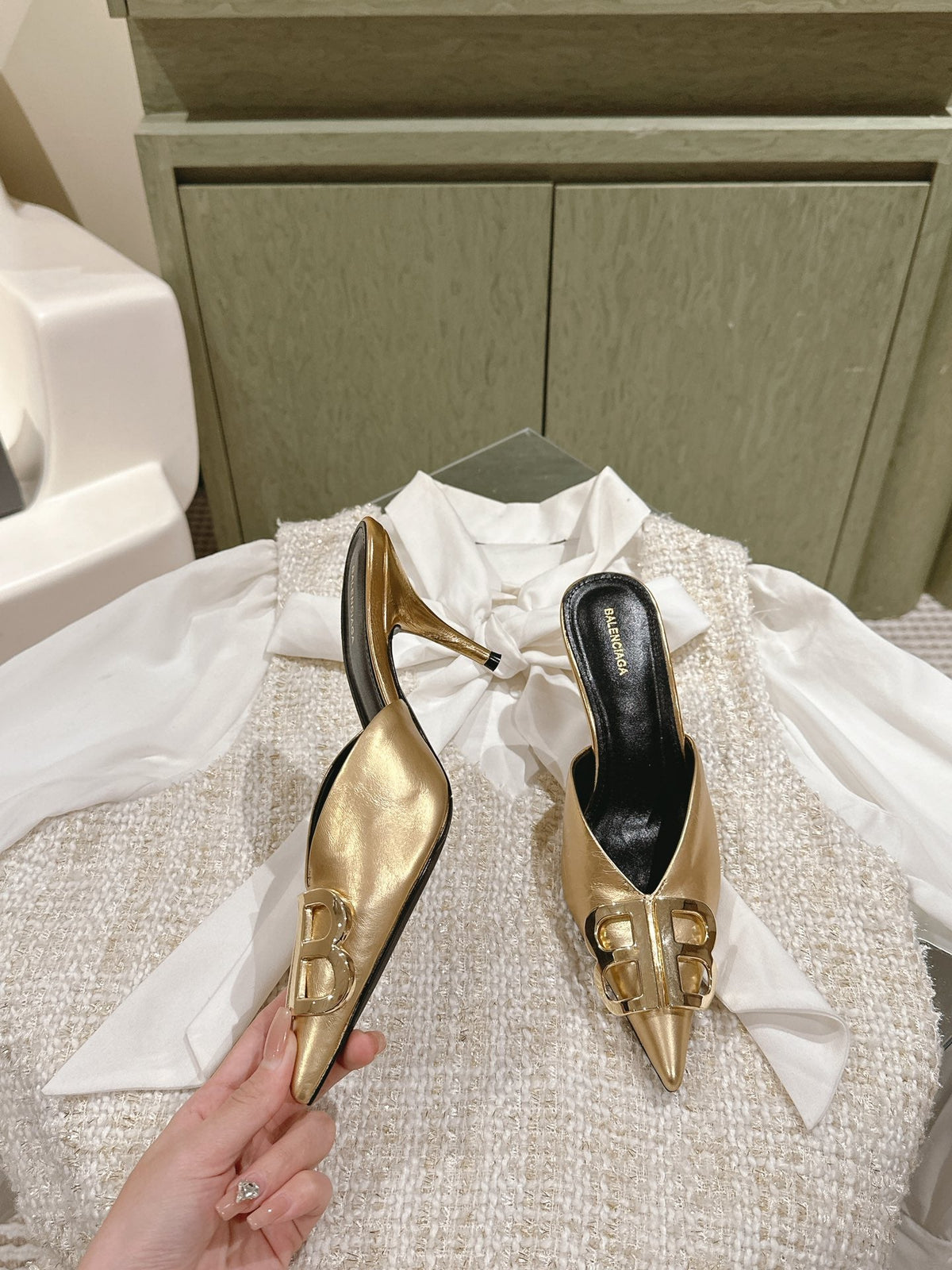 POINTED BB GOLD BUCKLE HIGH MULES IN GOLD METALLIC CALFSKIN