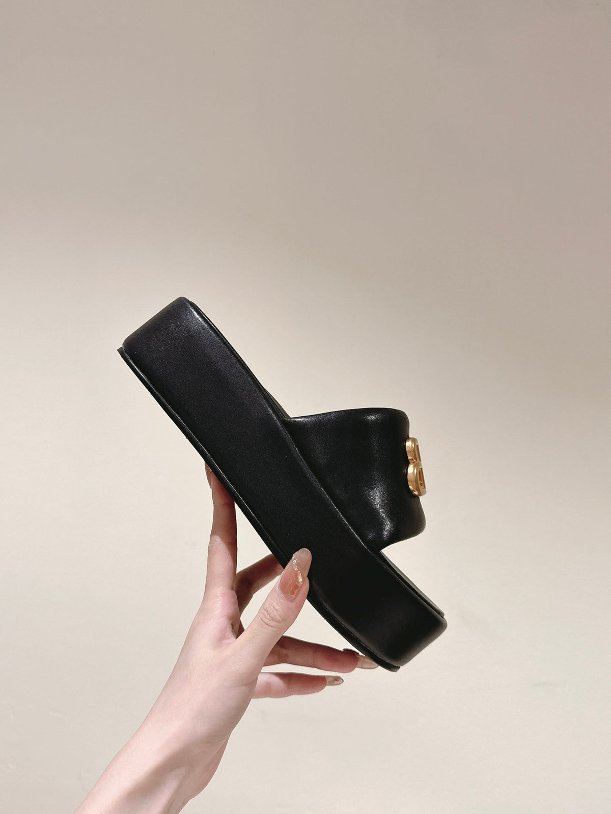 RISE SANDALS IN BLACK SHINY LAMBSKIN GOLD BUCKLE