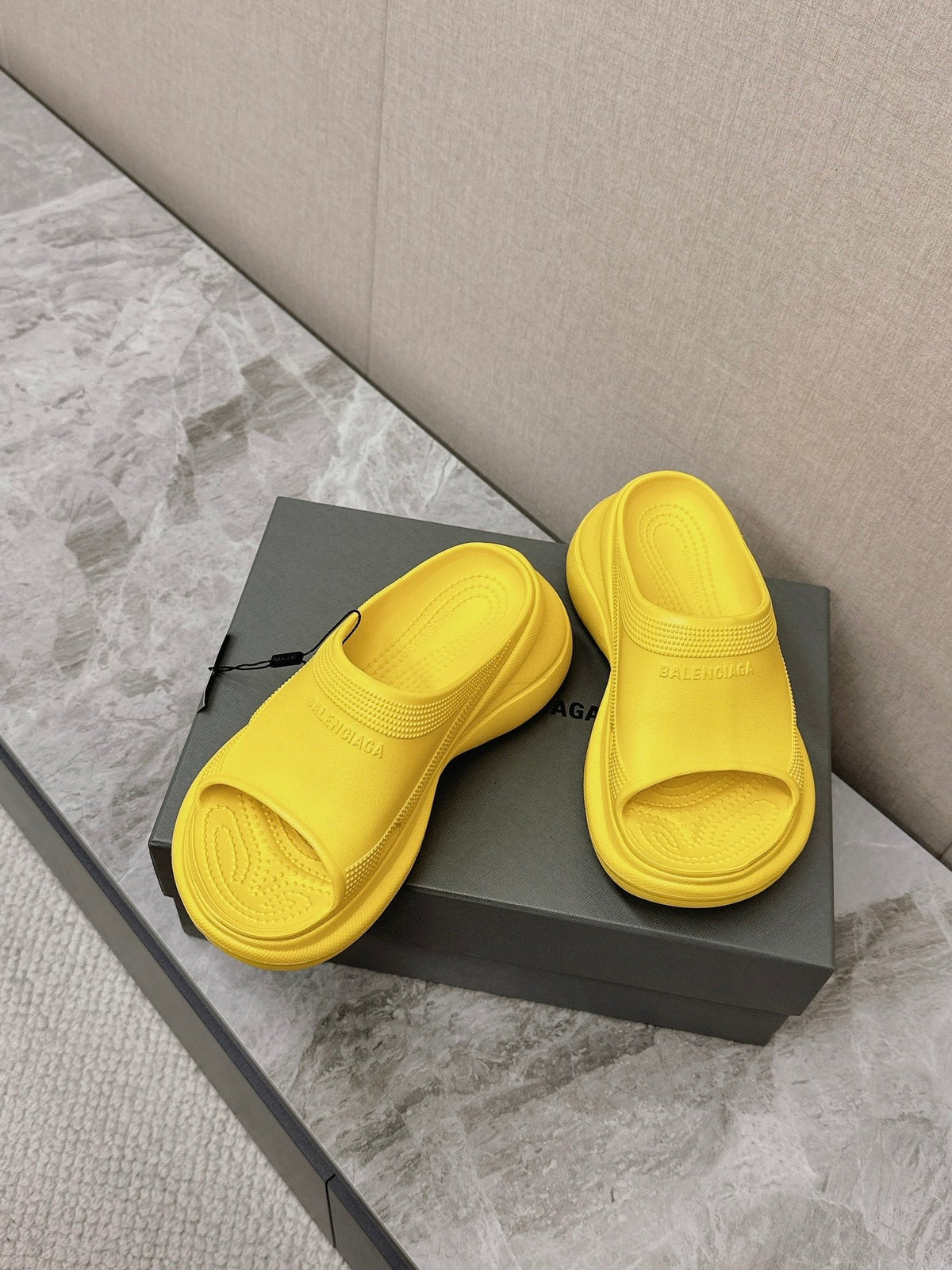 POOL CROCS SLIDE SANDAL IN YELLOW RUBBER