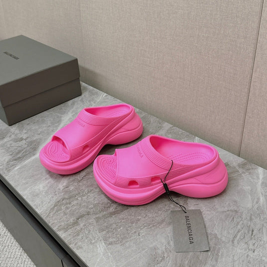 POOL CROCS SLIDE SANDAL IN BRIGHT PINK RUBBER