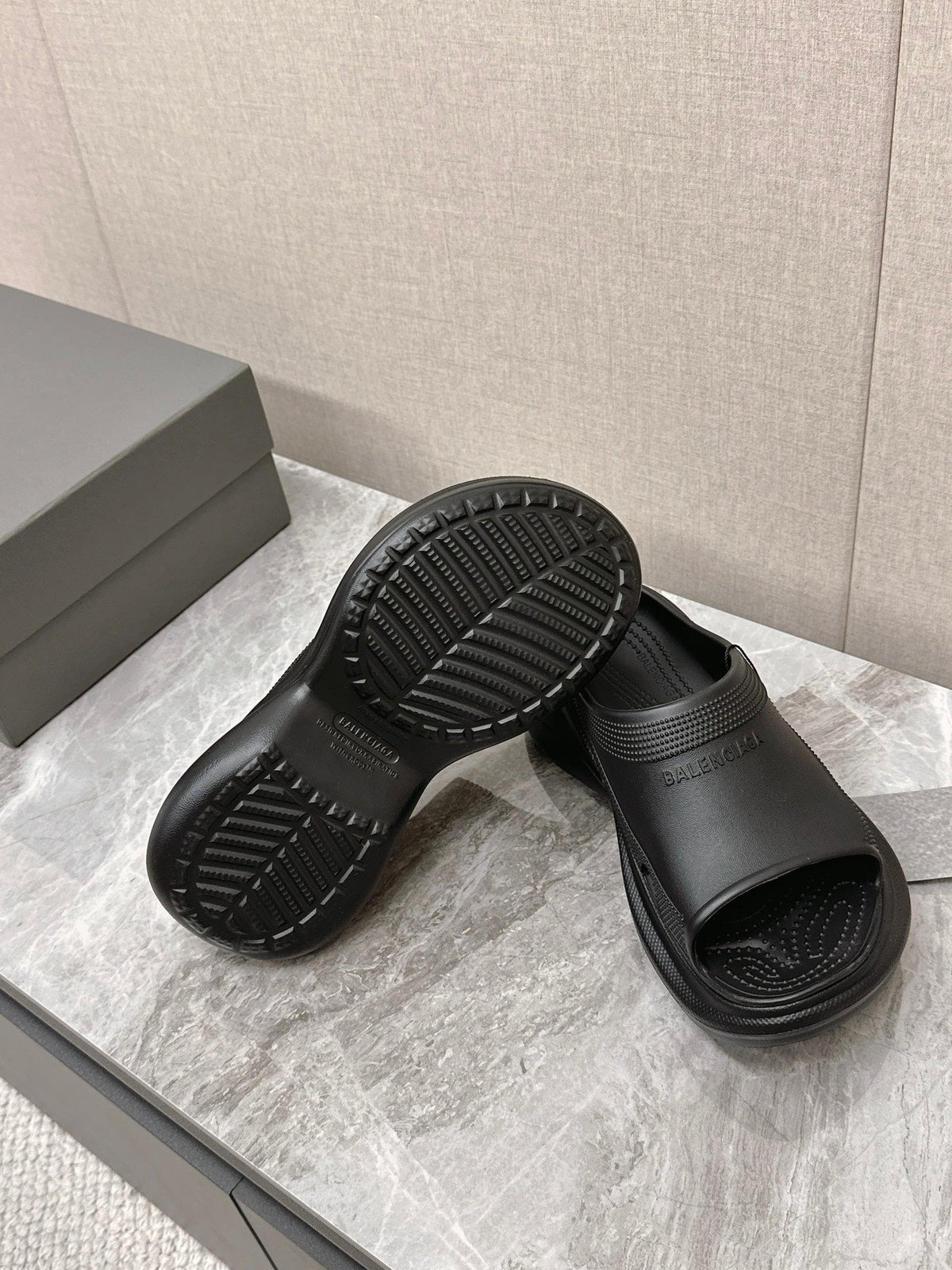 POOL CROCS SLIDE SANDAL IN BLACK RUBBER