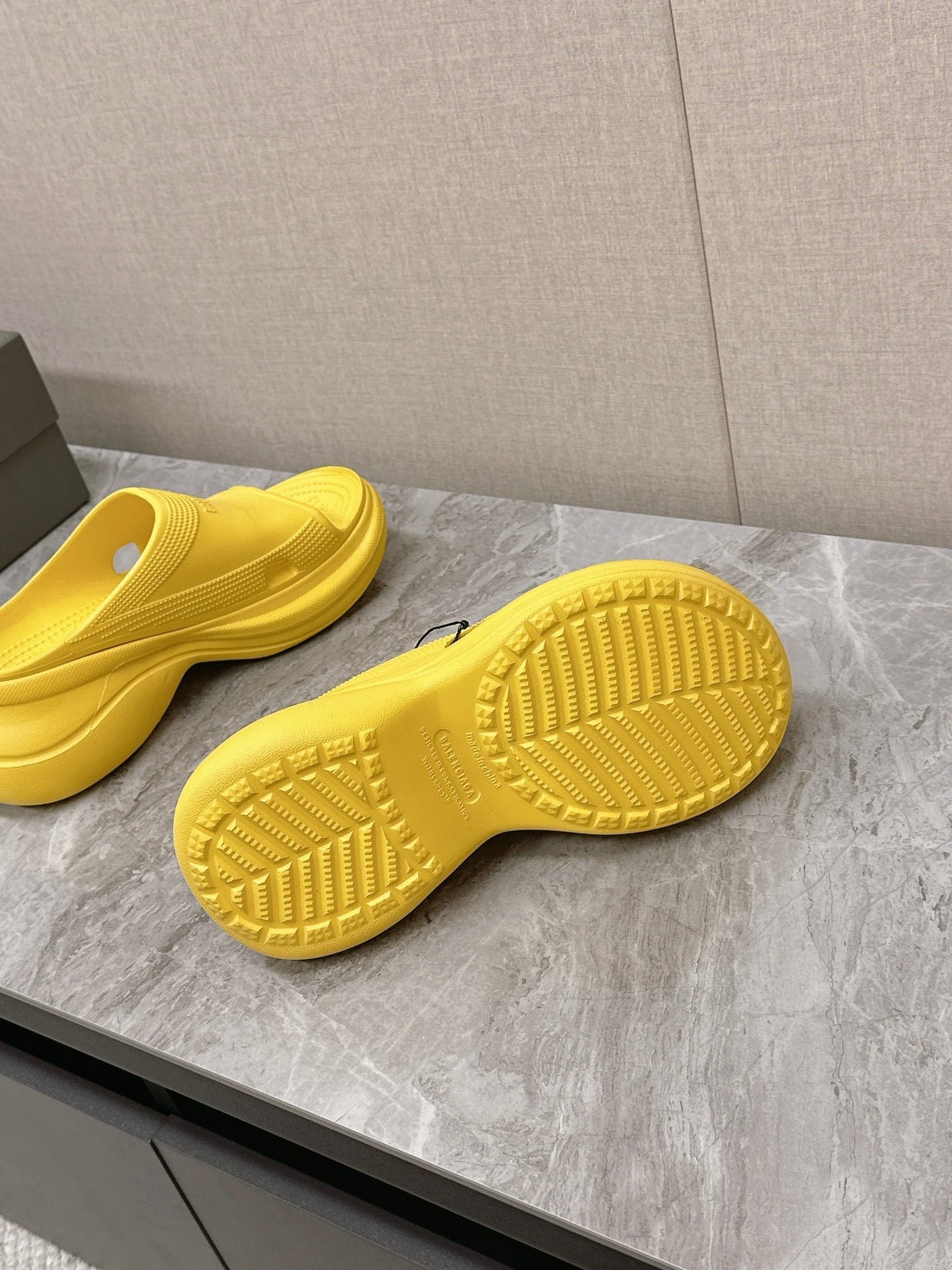 POOL CROCS SLIDE SANDAL IN YELLOW RUBBER