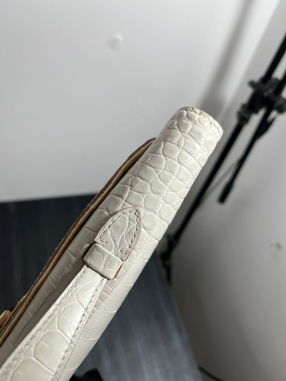 KELLY CUT 31 IN WHITE SHINNY ALLIGATOR LEATHER WITH GOLD HARDWARE