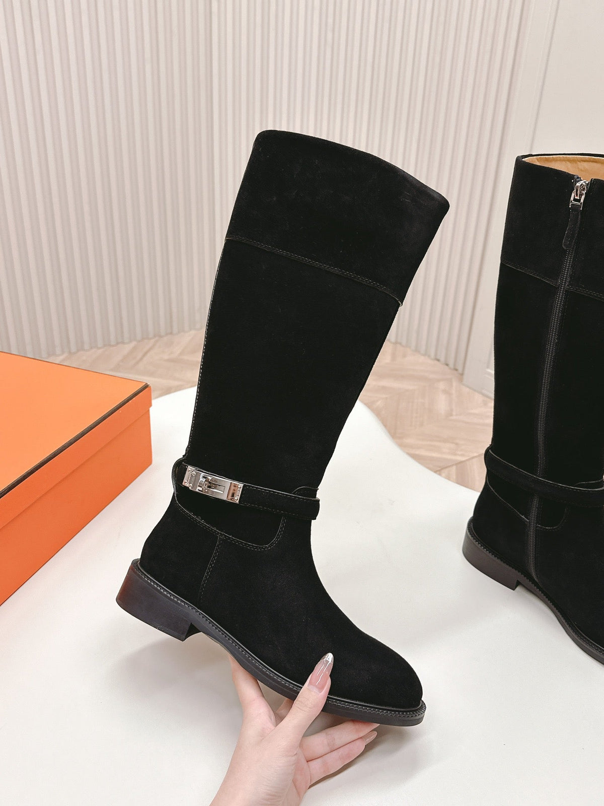 KNEE HIGH BOOTS IN BLACK SUEDE WITH SILVER BUCKLE