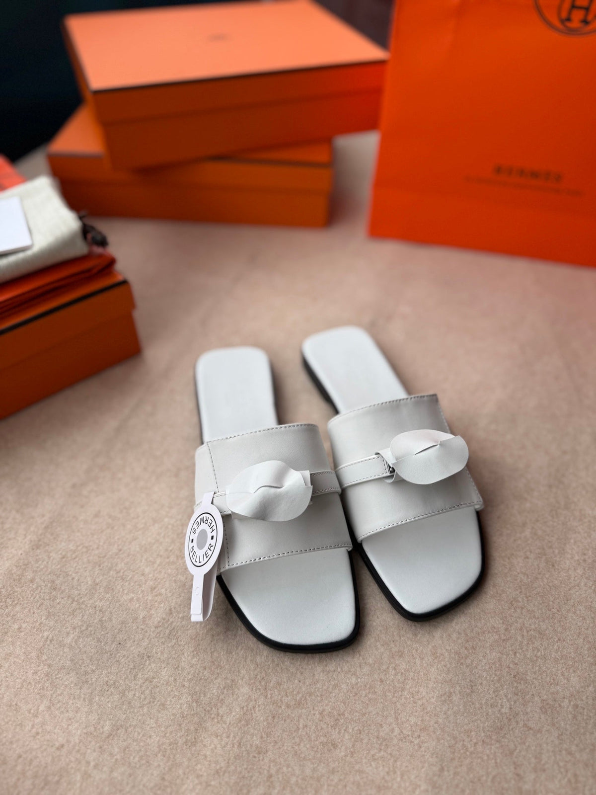 0RAN SANDALS IN WHITE CALFSKIN WITH A BOW
