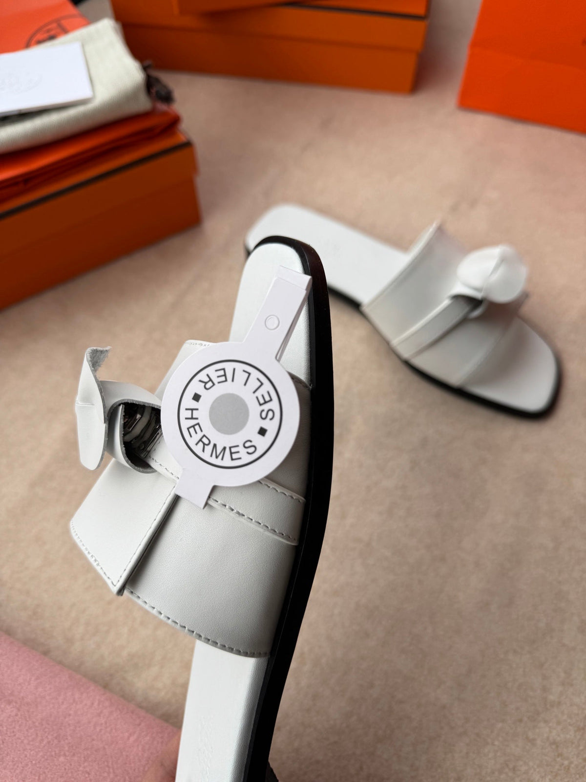 0RAN SANDALS IN WHITE CALFSKIN WITH A BOW