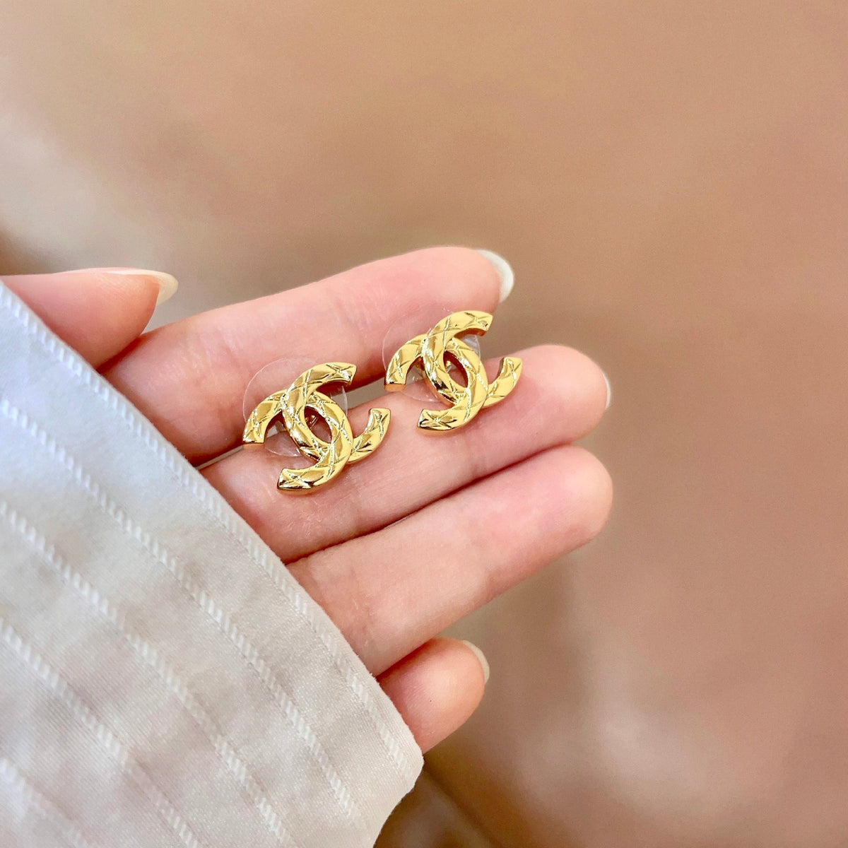 CHANEL 26S CHANEL CC LOGO WOVEN METAL STUD EARRINGS IN GOLD METAL 633305