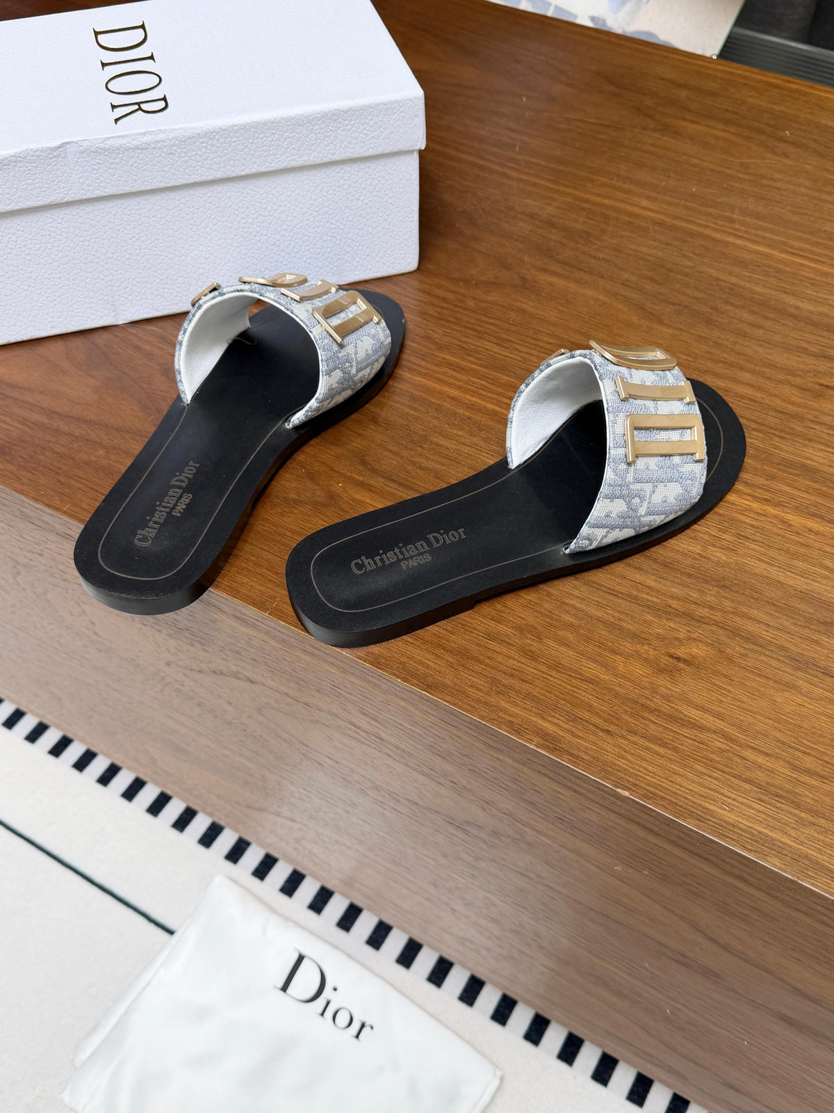 DIOR 26S D-WAY SLIDE IN LIGHT GREY DIOR OBLIQUE EMBROIDERED COTTON WITH GOLD HARDWARE