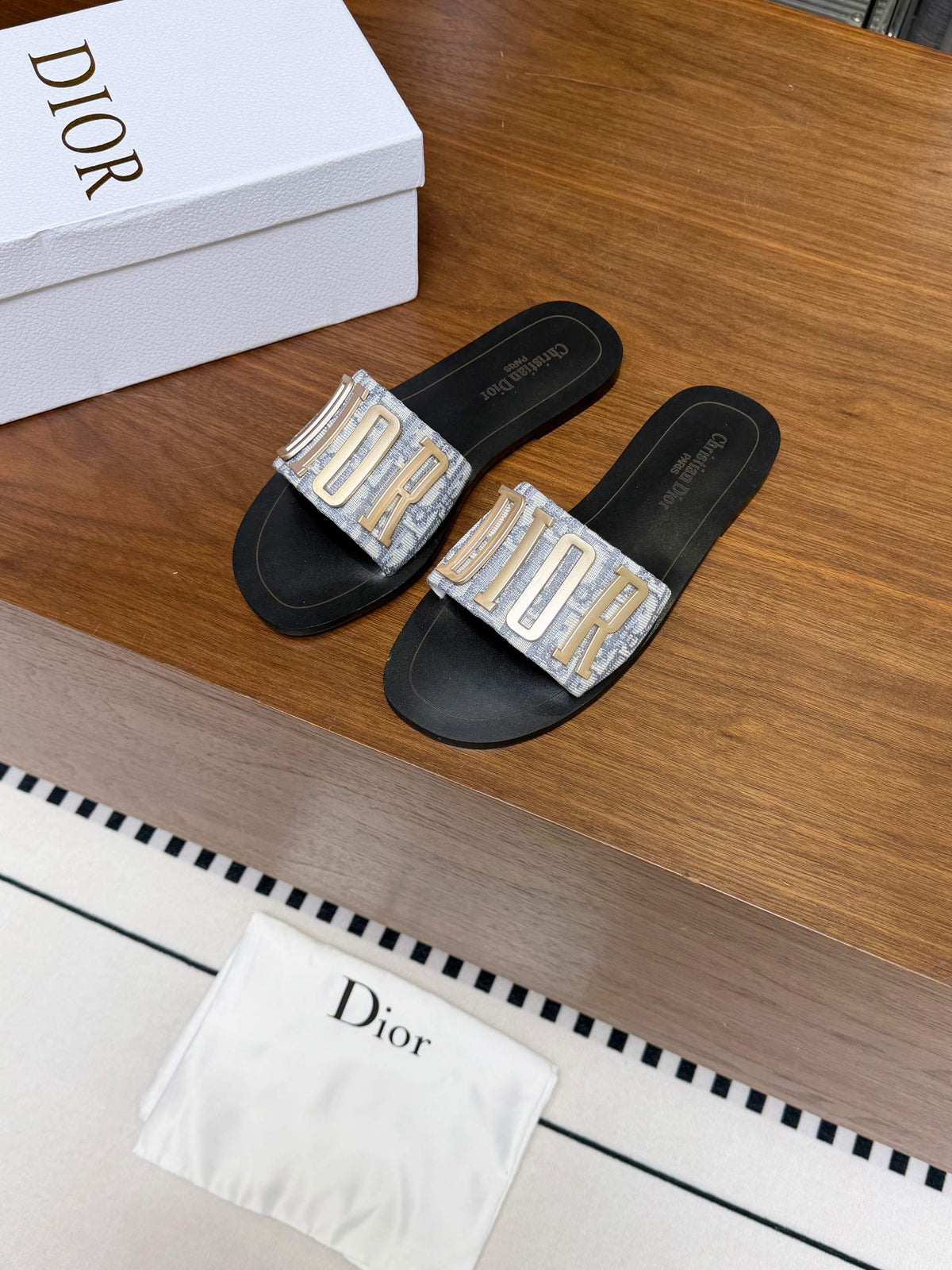 DIOR 26S D-WAY SLIDE IN LIGHT GREY DIOR OBLIQUE EMBROIDERED COTTON WITH GOLD HARDWARE