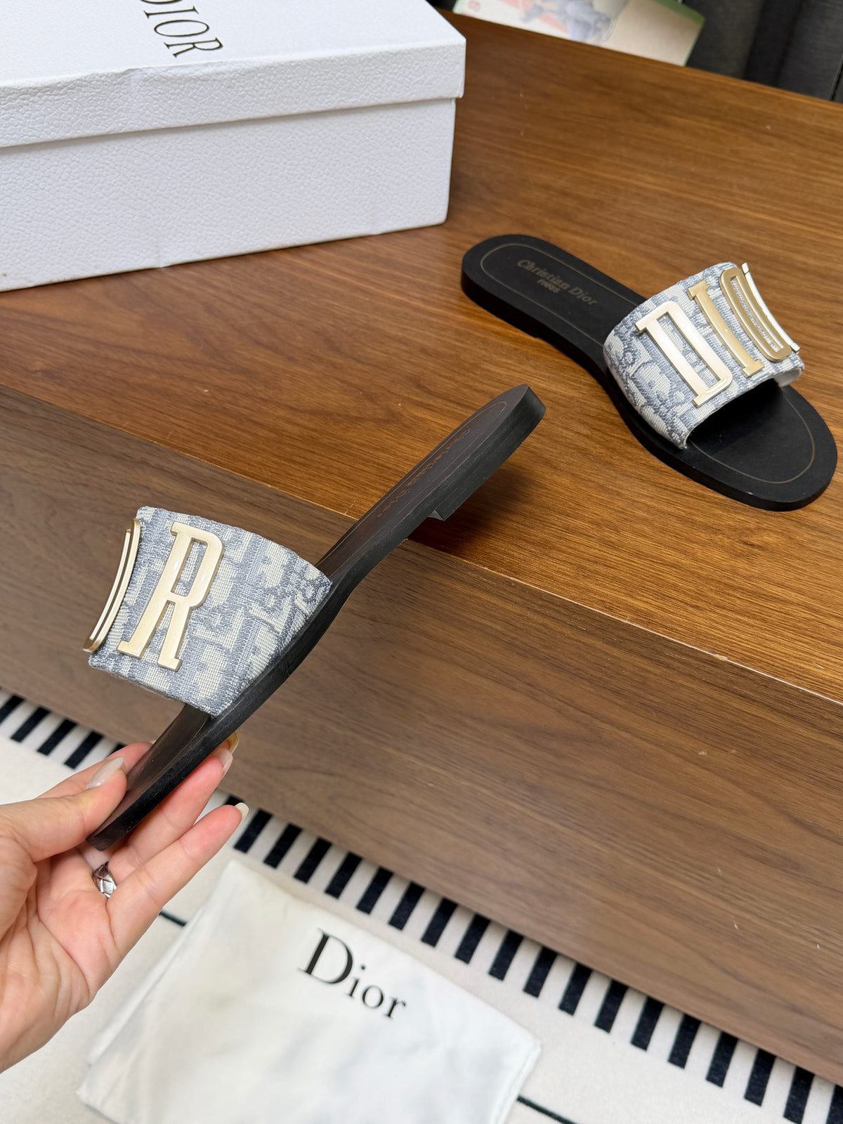 DIOR 26S D-WAY SLIDE IN LIGHT GREY DIOR OBLIQUE EMBROIDERED COTTON WITH GOLD HARDWARE