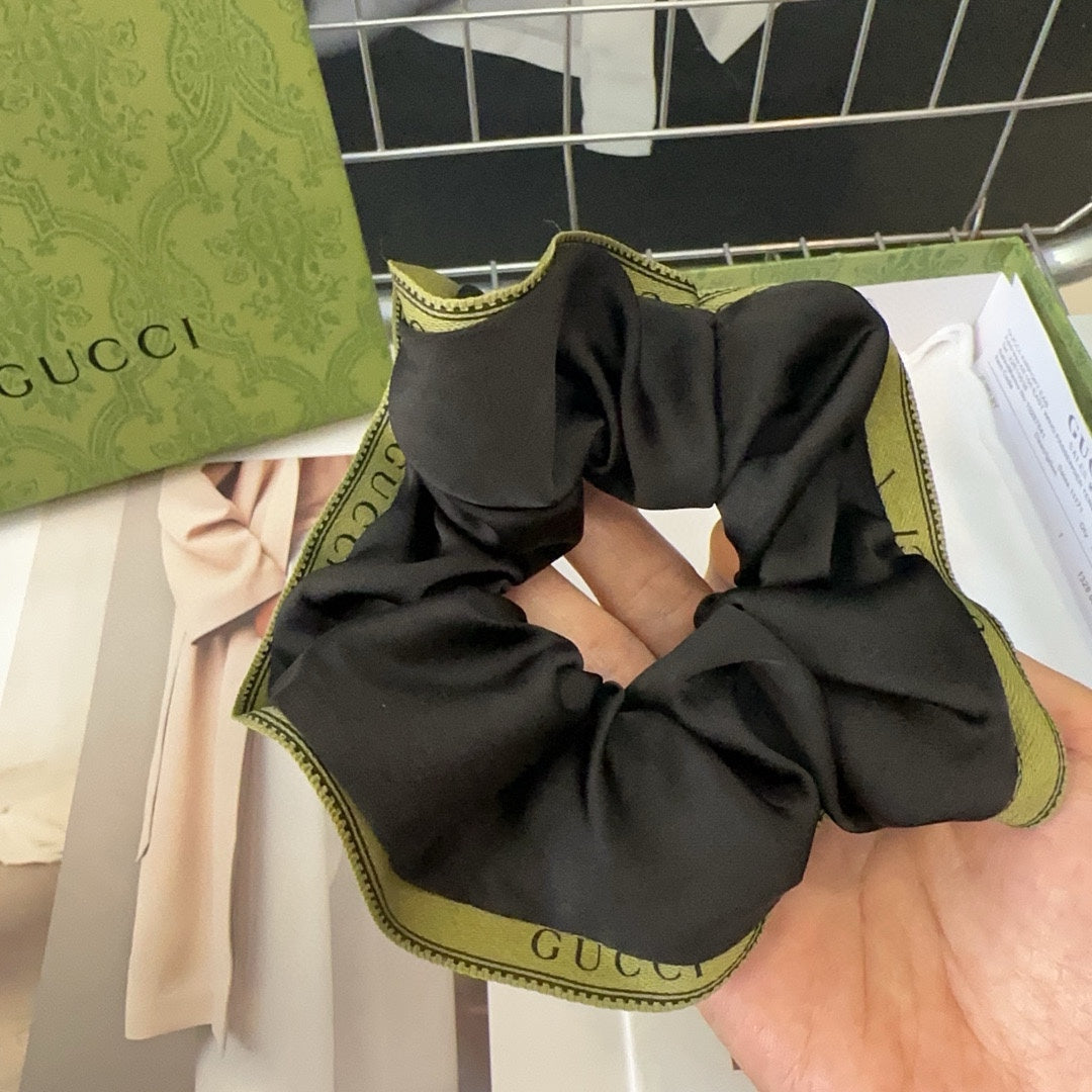 SCRUNCHIE IN BLACK AND GREEN TRIM SILK 432904