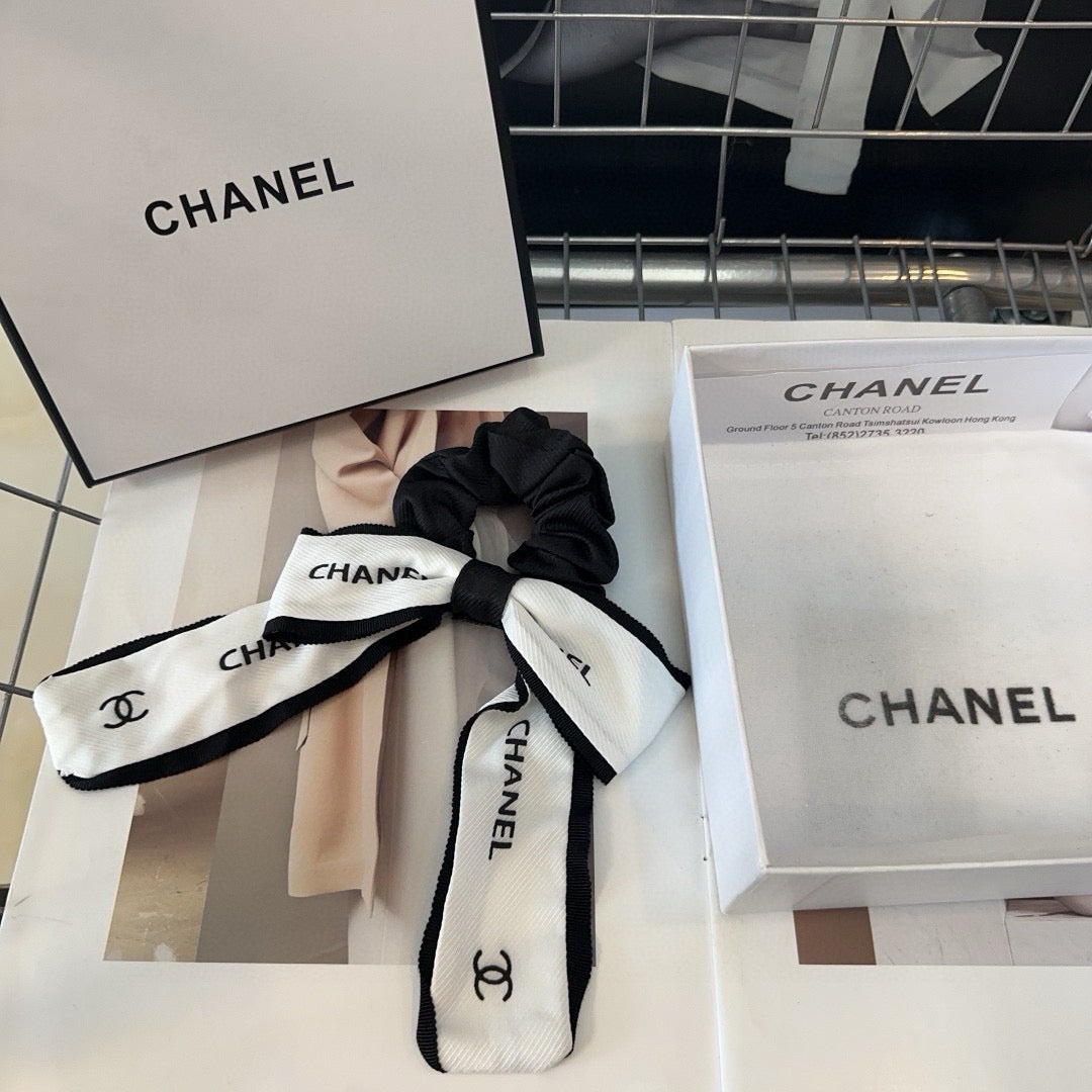 CHANEL 26S BOW SCRUNCHIE IN BLACK AND WHITE SILK 512105