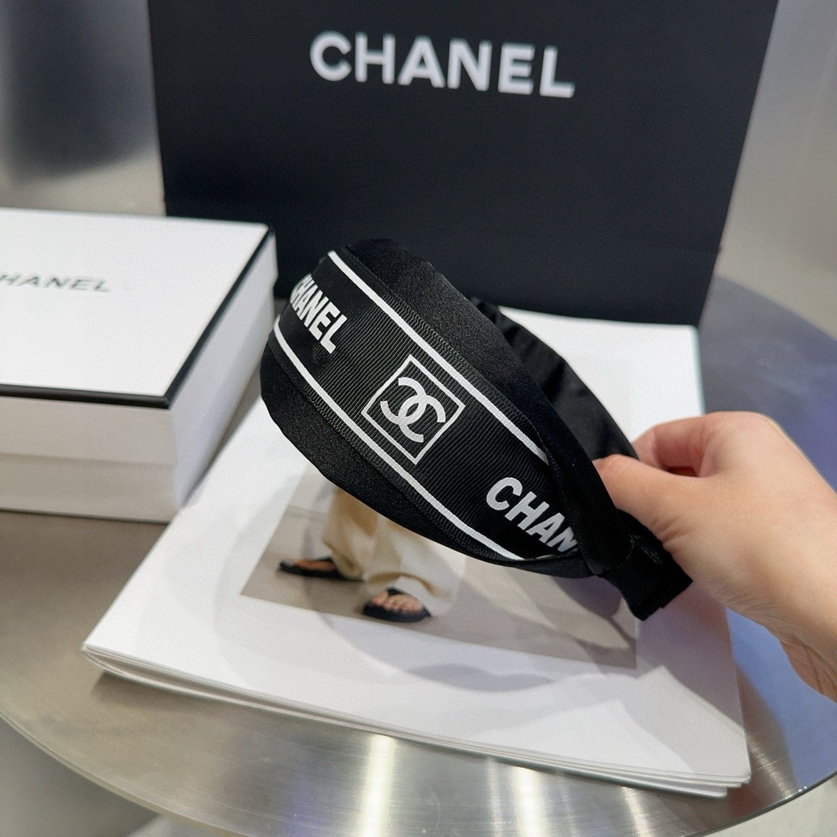 CHANEL 26S HEADBAND IN BLACK AND WHITE FABRIC 505314