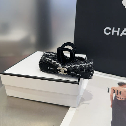 CHANEL 26S HAIR CLIP IN BLACK TWEED 512091
